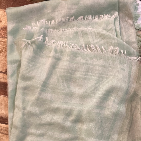 VERY NICE COMFY GREEN & WHITE PATTERN THROW! LIKE NEW! EXCELLENT CONDITION! - Picture 2 of 3